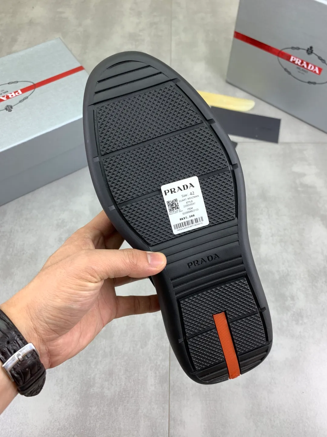 Men's shoes 💰P620 new (higher version) new PRADA (Prada) classic models are on the market at the same time, new men's shoes, 😘fabrics are selected from original imported calfskin. First layer of imported cowhide lining. The original version is awesome! 👍🏿Original open-molded non-slip PU outsole, with exquisite lines, simple and elegant, super comfortable and classy on foot, suitable for leisure travel. Code number: 38-45 (46 customized) 3️⃣ colors available